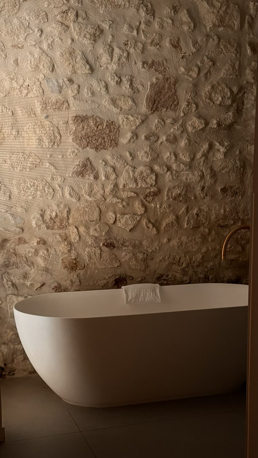 Domaine de Verchant — baignoire et mur en pierre